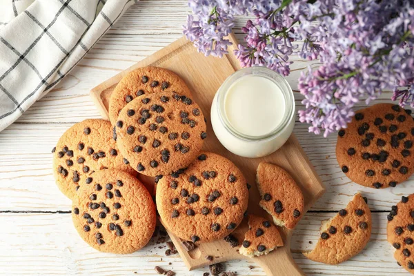 Komposisi Dengan Chocolate Chip Cookies Milk Lilac White Wood Table — Stok Foto