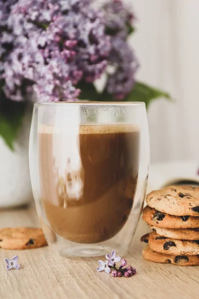 Komposisi Dengan Chocolate Chip Cookies Cocoa Dan Lilac Atas Meja — Stok Foto