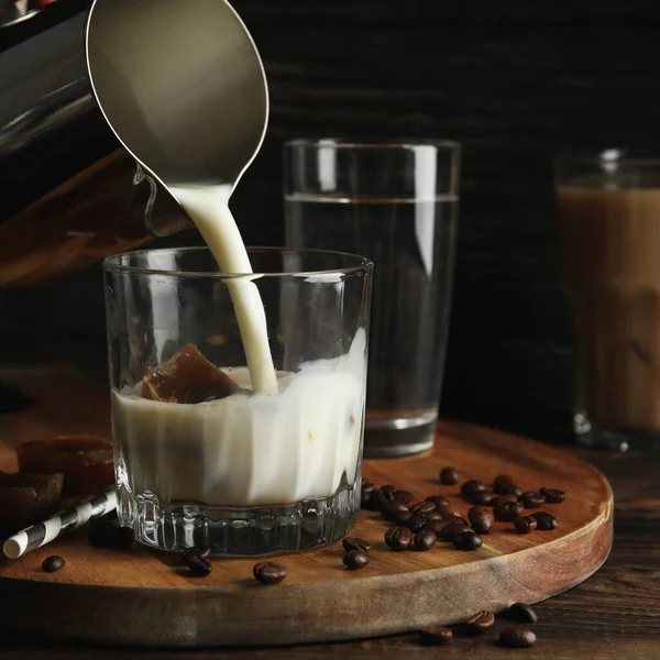 Süt Bir Bardak Kahveye Dökülür Buzlu Kahveyle Kompozisyon — Stok fotoğraf