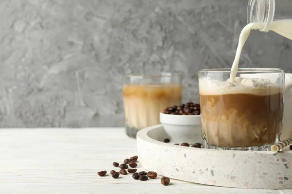 Ahşap Arka Planda Buzlu Kahve Tepsisiyle Kompozisyon — Stok fotoğraf