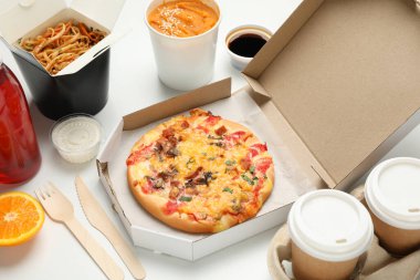 Yemek servisi. Beyaz arka planda yiyecek kutuları