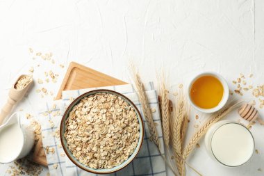 Beyaz arka planda yulaf ezmeli kompozisyon, üst manzara. Kahvaltı hazırlıyorum.