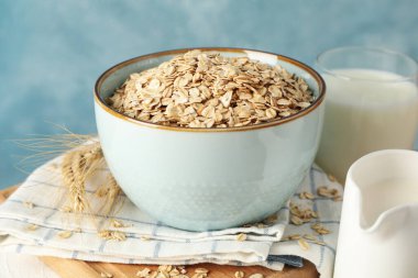 Beyaz masada yulaf ezmeli ve sütlü kompozisyon. Kahvaltı hazırlıyorum.