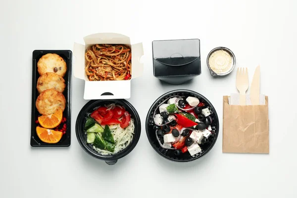 食品交付 白色背景的盒子里的食物 — 图库照片