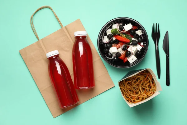 Yemek Servisi Nane Arkaplanındaki Paket Kutulardaki Yiyecekler — Stok fotoğraf