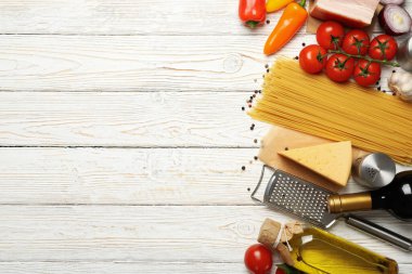 Makarna ve ahşap arka planda yemek pişirmek için malzemelerle kompozisyon, üst görünüm