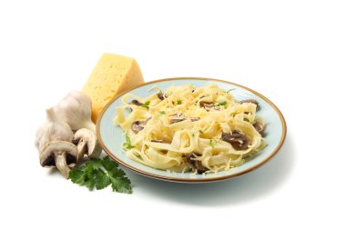 Beyaz arka planda makarna, peynir ve mantarlı tabak.