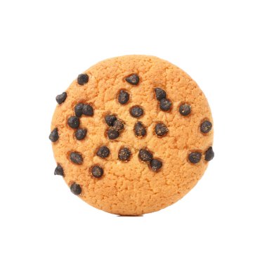 Beyaz arka planda izole edilmiş çikolata parçacıklı kurabiye.