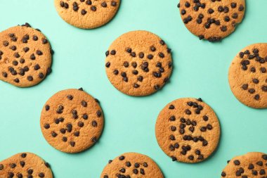 Nane arkaplanda çikolata parçacıklı kurabiyelerle yatıyordu.