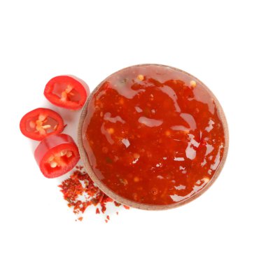 Beyaz arka planda izole edilmiş kırmızı biber ve bir kase sos.