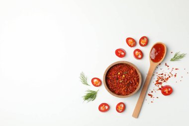 Beyaz arkaplanda kırmızı biber, baharat ve sos kompozisyonu