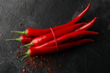 Siyah çimento arka planda lezzetli kırmızı biberler