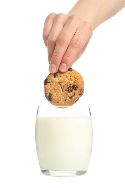 Жінка Занурює Печиво Склянку Молока Ізольовані Білому Тлі — стокове фото