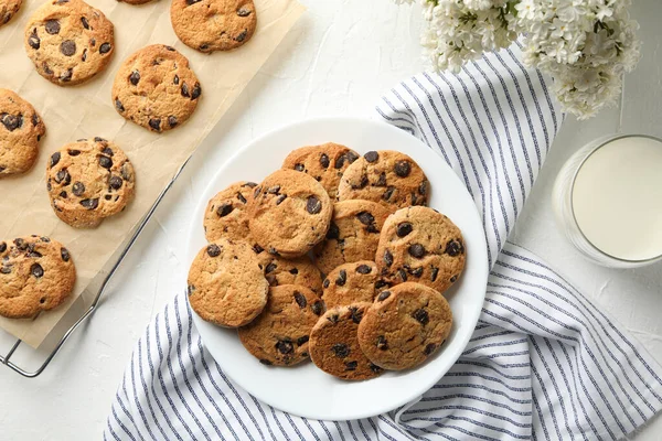 Composición Con Galletas Fritas Flores Leche Sobre Mesa Blanca Vista — Foto de Stock