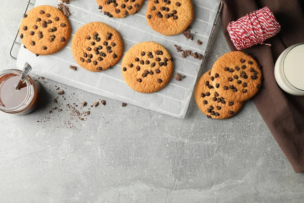 Composición Con Galletas Fritas Caramelo Sobre Mesa Gris — Foto de Stock