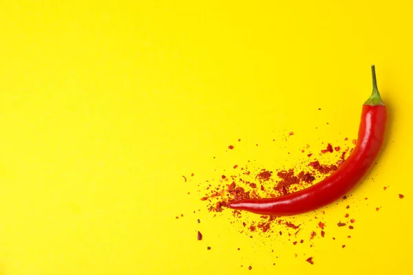 Smaczne Chili Papryka Przyprawa Proszku Żółtym Tle — Zdjęcie stockowe