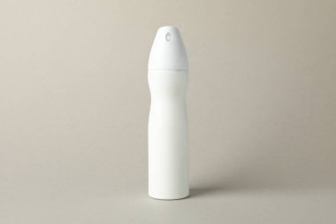 Gri arkaplanda vücut deodorantı, metin için boşluk