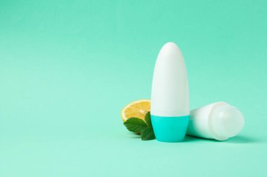Vücut terleme önleyici deodorantlar nane arkaplanındaki limon dilimleri, metin için boşluk