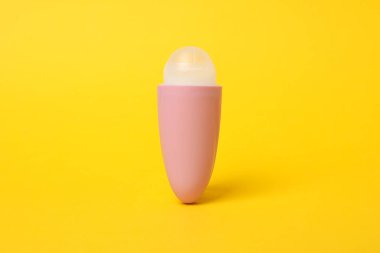 Sarı arkaplanda vücut terleme önleyici deodorant, metin için boşluk