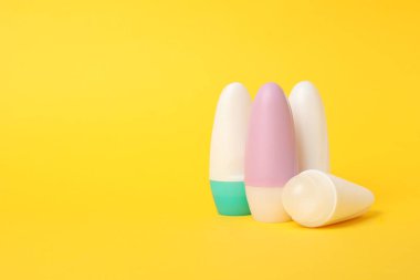 Vücut terleme önleyici deodorantlar sarı arkaplanda, metin için boşluk