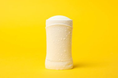 Sarı arkaplanda vücut deodorantı, metin için boşluk