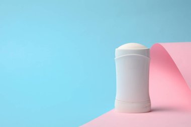 İki ton arkaplanda vücut deodorantı, metin için boş alan