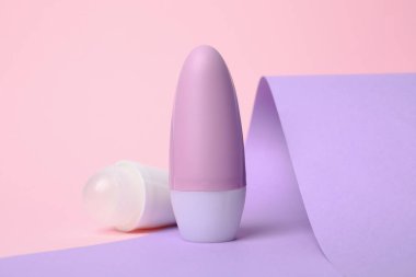 Vücut terleme önleyici deodorantlar iki ton arkaplanda, etiket için boş alan