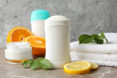 Gri arkaplanda vücut deodorantı bileşimi, metin için boşluk