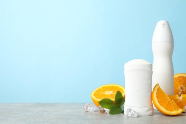 Mavi arkaplanda vücut deodorantı bileşimi, metin için boşluk