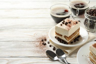 Beyaz ahşap arka planda lezzetli tiramisu kompozisyonu. Tatlı nefis.