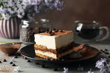 Lezzetli tiramisu ve leylak karışımı. Tatlı nefis.