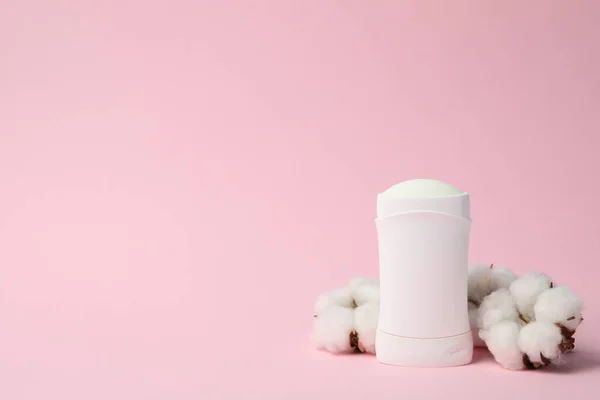 Dezodorant Ciała Bawełna Różowym Tle Puste Miejsce Tekst — Zdjęcie stockowe