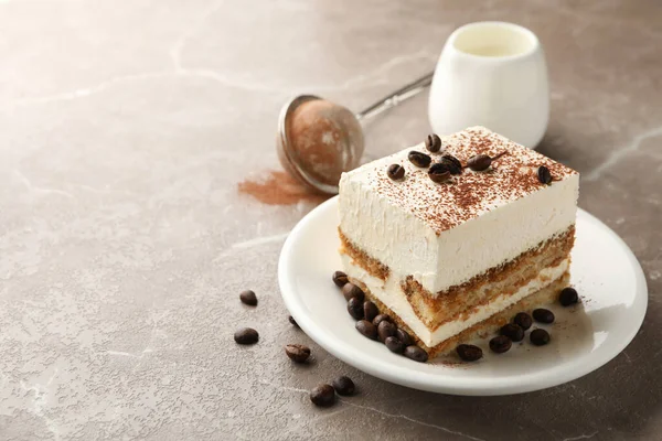 Komposition Mit Tiramisu Teller Auf Hellbraunem Hintergrund Leckeres Dessert — Stockfoto