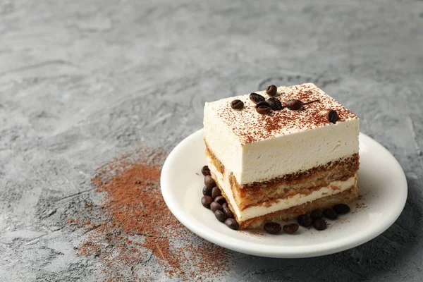 Composizione Con Piatto Gustoso Tiramisù Sfondo Grigio — Foto Stock