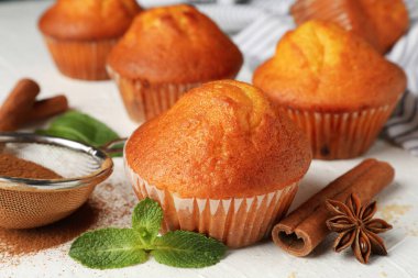 Beyaz arkaplanda kek ve tarçın bileşimi