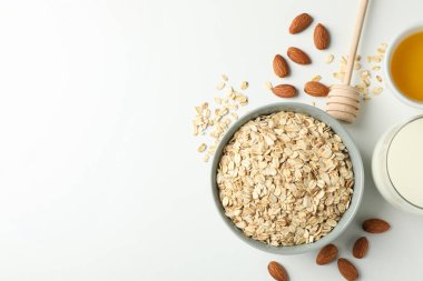 Beyaz arka planda yulaf ezmeli kompozisyon, üst manzara. Kahvaltı hazırlıyorum.