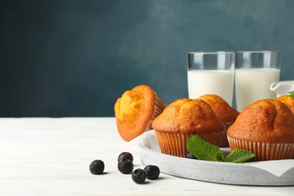 Samenstelling Met Muffins Melk Witte Houten Ondergrond — Stockfoto