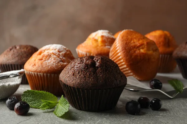 Samenstelling Met Heerlijke Muffins Grijze Achtergrond — Stockfoto