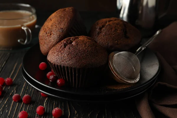 Sammansättning Med Välsmakande Muffins Och Kakao Dryck Trä Bakgrund — Stockfoto