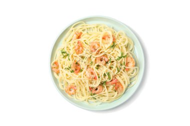 Beyaz arkaplanda izole edilmiş lezzetli makarna tabağı