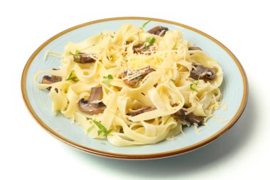 Beyaz arka planda makarna, peynir ve mantarlı tabak.