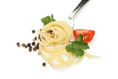 Beyaz arkaplanda izole edilmiş lezzetli makarnalı çatal.