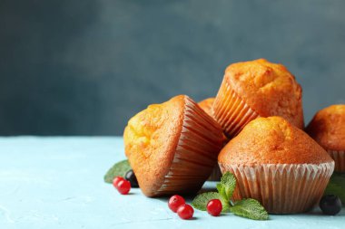 Mavi arka planda kek ve böğürtlenli kompozisyon, kapat