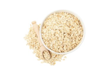 Beyaz arka planda yulaf ezmeli kase ve kepçe.