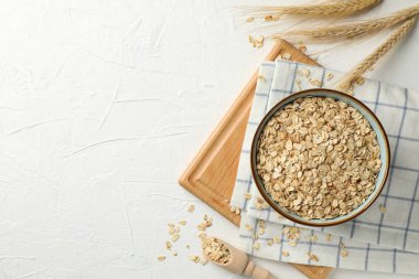 Beyaz arka planda yulaf ezmeli kompozisyon, üst manzara. Kahvaltı hazırlıyorum.