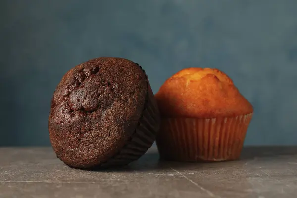 Läckra Välsmakande Muffins Mot Blå Bakgrund Söta Livsmedel — Stockfoto