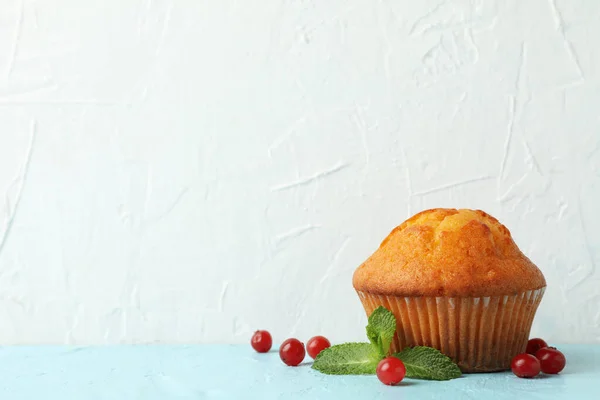 Heerlijke Muffin Bessen Witte Achtergrond Zoet Voedsel — Stockfoto