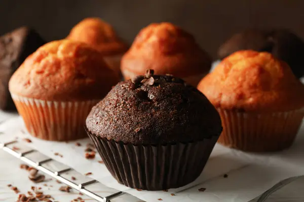 Samenstelling Met Lekkere Muffins Witte Houten Ondergrond — Stockfoto