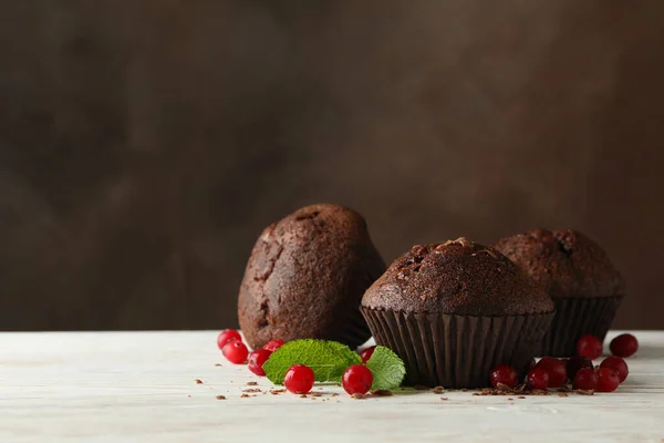 Samenstelling Met Chocolade Muffins Bessen Witte Houten Tafel — Stockfoto