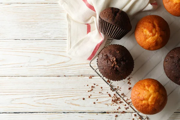 Composição Com Muffins Saborosos Fundo Madeira Branco — Fotografia de Stock